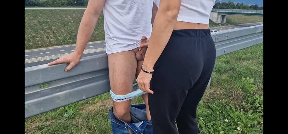 JonDickFlash: Une salope suce une bite sur une route animée