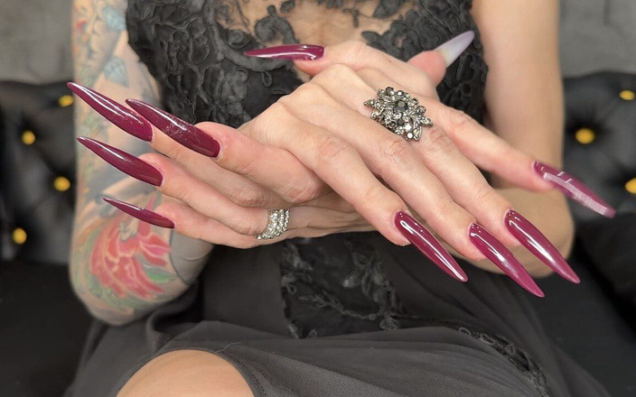 Julia domaina: काले बैंगनी लंबे नाखून, पंजे, लंबी लचीली उंगलियां और शाम का फीता मुझ पर लंबी पोशाक