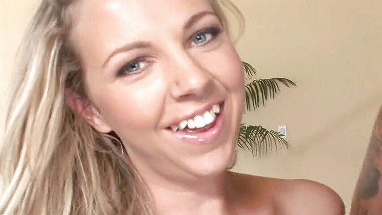 Rocco Siffredi porn: 两个可爱的婊子被同一根鸡巴操