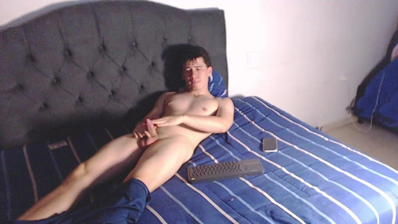 Icyhot707: Îmi trag penisul pe pat