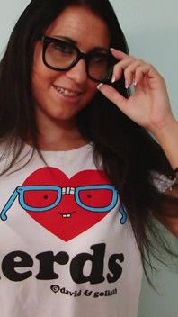 Chick Who Loves Nerds Knows How to Fuck Her Pussy