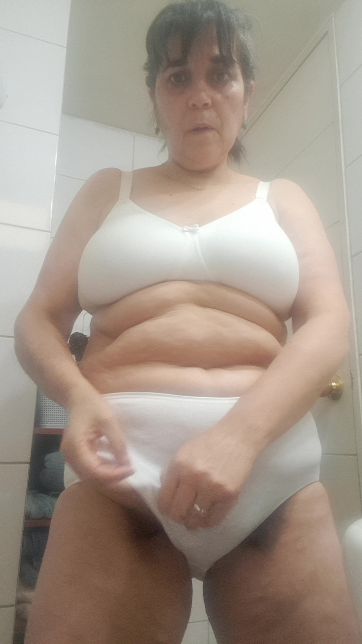 Mommy big hairy pussy: Büyük beden üvey anne iç çamaşırı