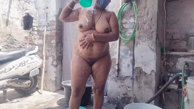 Yourgeeta8899: Indian Bhabhi's Hot Video While Bathing