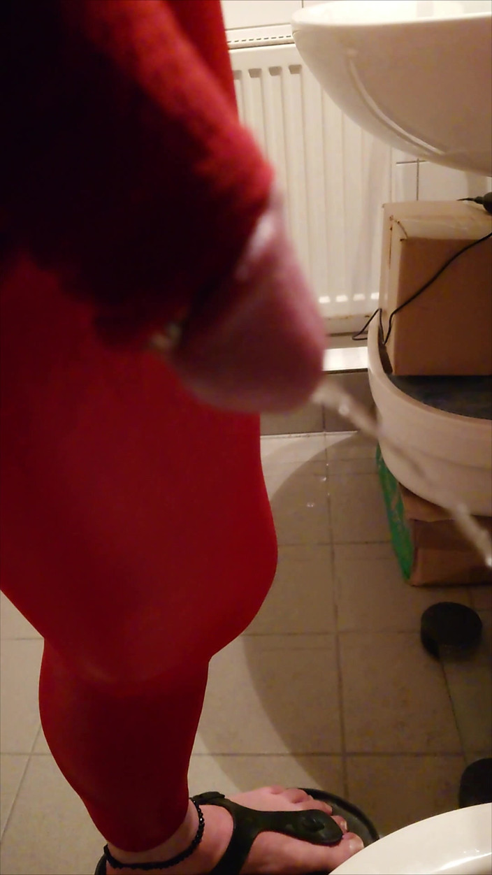 Carmen_Nylonjunge: Pisciare a Casa Con Un Legging-ul Rosso Con Una Manica...