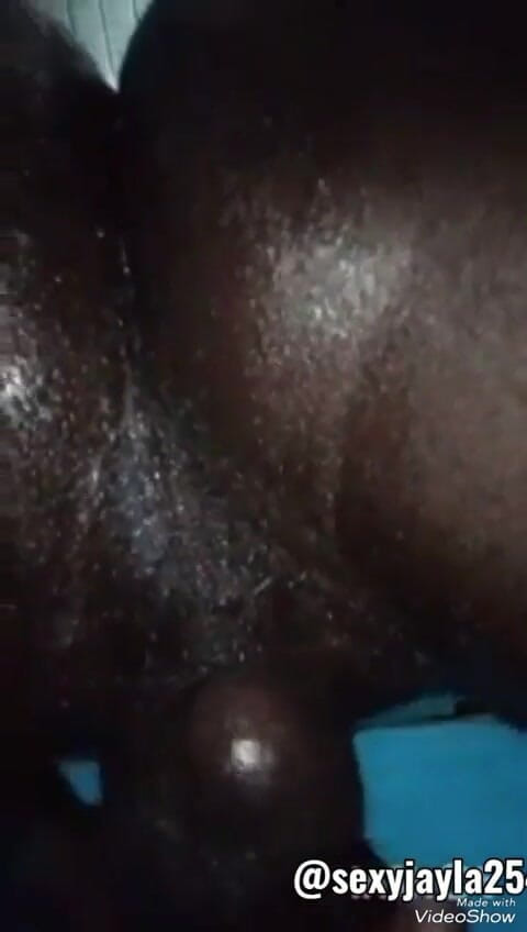 Sexyjayla254: Pantat bahenol cewek sange ini lagi asik muasin pantat bahenol...