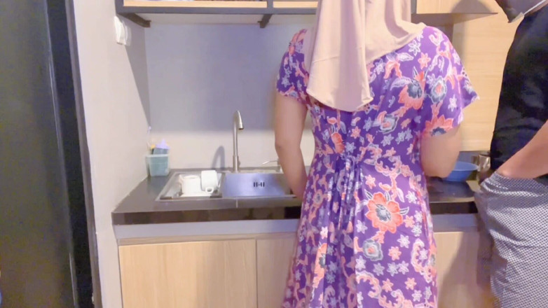 Bintang hyper: Stepmother Was Harassed by Her Naughty Stepbrother While Cooking