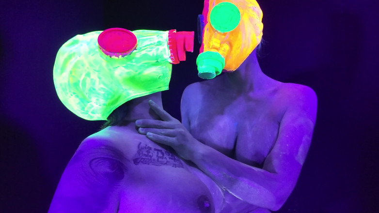 EdgesOfReality: Неоновая Rave Девушка На Девушке Играет С Дилдо