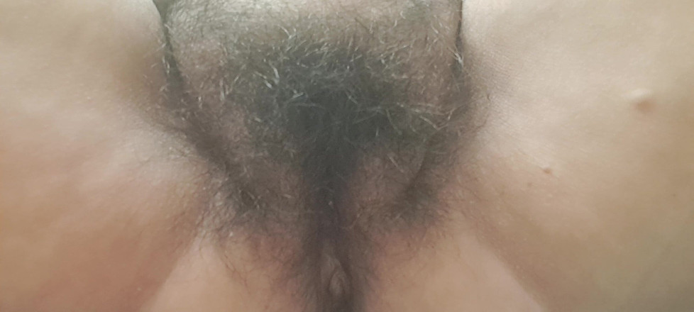 Mommy big hairy pussy: Punând cremă pe picioarele fierbinți