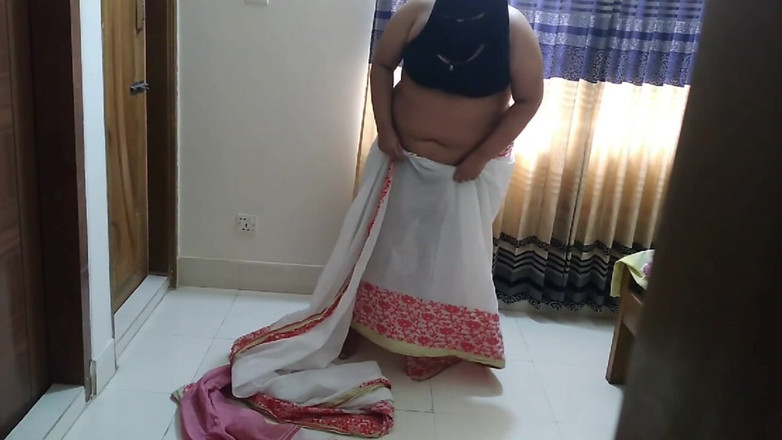 Aria Mia: Maestra india local con blusa sari cuando un estudiante entra...