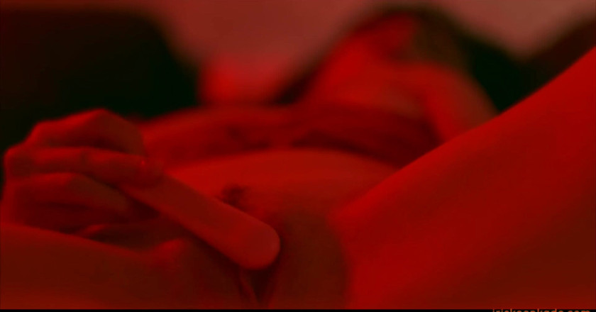 Iris Keenkade: Sensual in red
