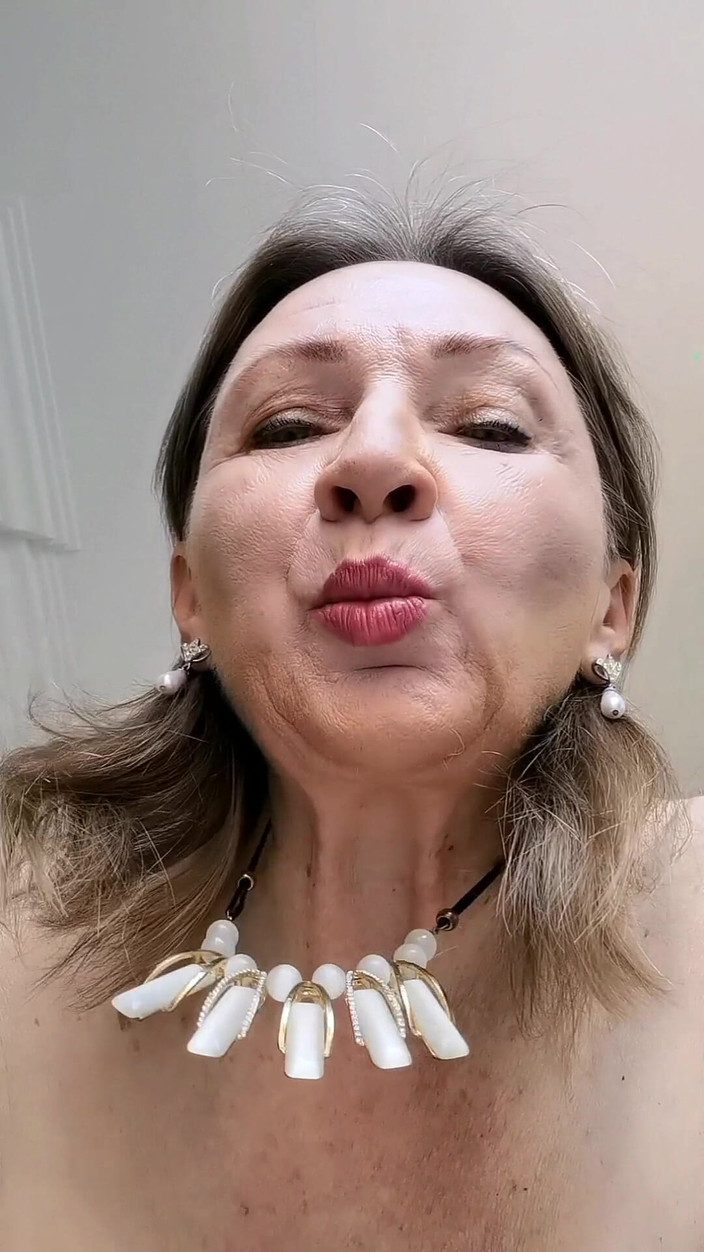 MariaOld: Babcia masturbuje się z bliska do swojej cipki