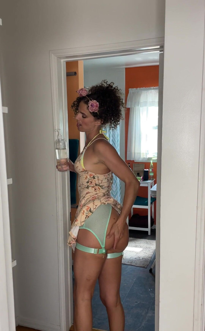 VibeWithMommy: 나는 첫 데이트를 준비하는 것을 좋아해! 나는 나에게 내 가장 큰 플러그를 넣어 그래서 감동하려고.. 그것은 솔직히 조금 아파! 그는 널 따먹을 수 있다고