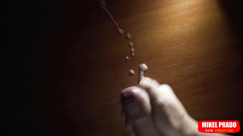 Mikel Prado: 탁자 위에 사정하는 언컷 남자