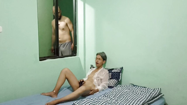 Swingersamateur40: 私が自慰行為をしている間、義理の兄は私を見て、私は彼のおいしいミルクを飲み込むまで彼においしいフェラチオをします