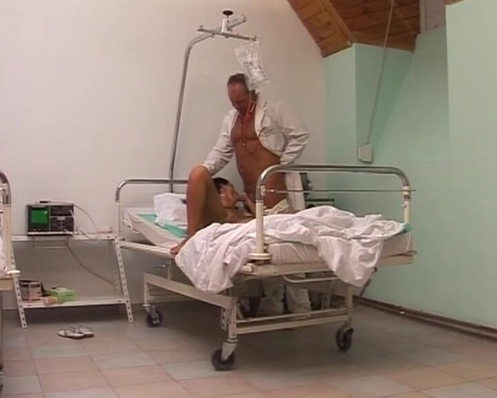 German amateur couples: Stydlivá německá holka ošukaná a vystříkaná na obličej nadrženým doktorem