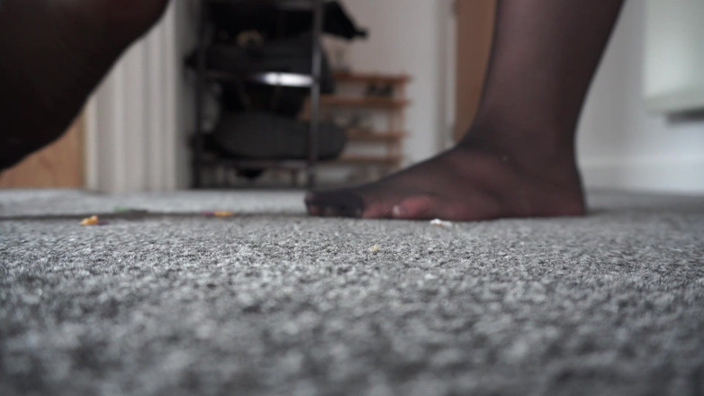 Sasha Curves: Riesin spielt Versteck mit geschrumpften kollegen