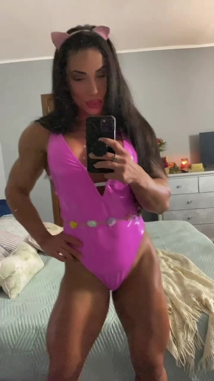 Alesyamuscledoll: Bratty 肌