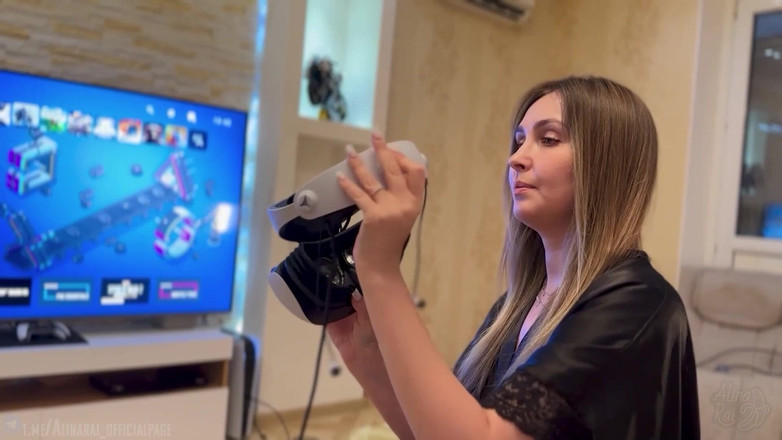 Alina Rai: Figliastro scopa la matrigna mentre è nella realtà virtuale