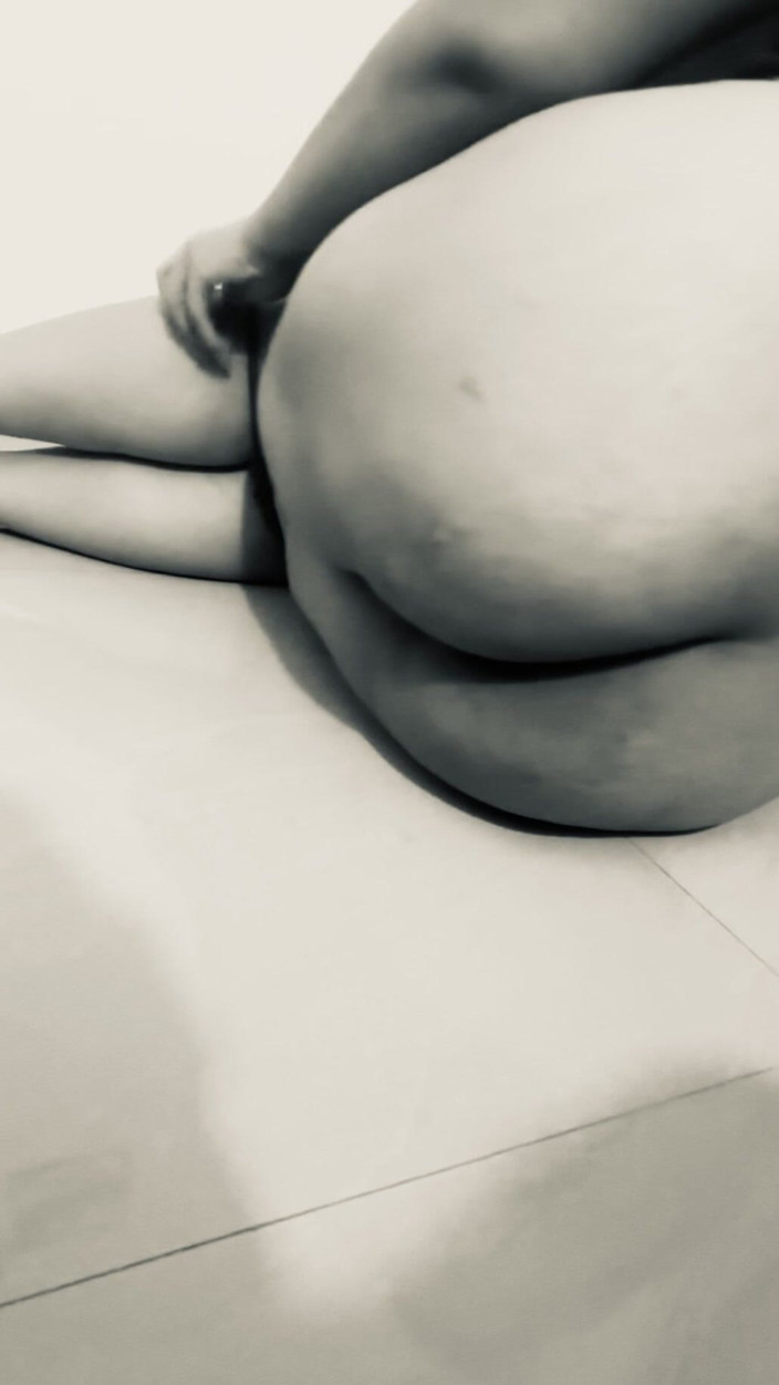 Foxxy_babe: Girlfriend Cheats and Masturbate for BF’s Friends