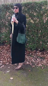 My Muslim Girlfriend Shows Her Pussy Outside in the Park.