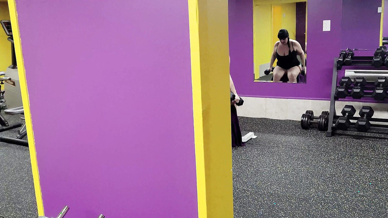 Falicha Karr: 丰满的健身房女郎以为周围没人，就裸体了