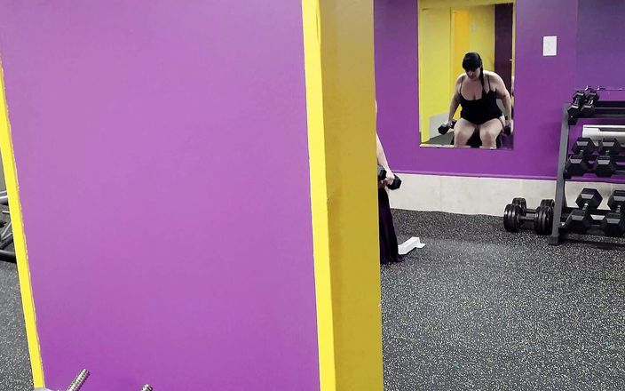 Falicha Karr: Une grosse nana sportive se déshabille en pensant que personne...