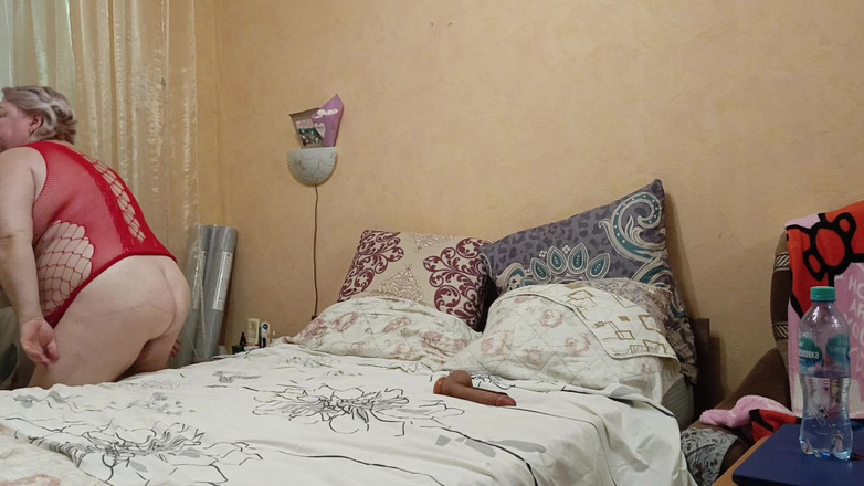 Zona901: Teman wanita dengan pepek berbulu berpantat besar dan mainan melancap