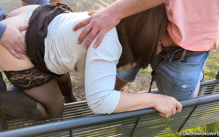 Cumdrinking Wife: Baisée et éjaculée par des inconnus au hasard dans un parc