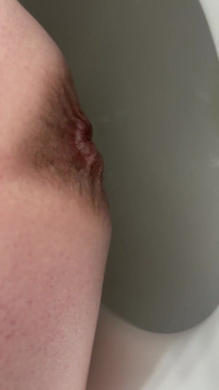 Countryside porn: Ibu tiri lagi bugil dan kencing di toilet