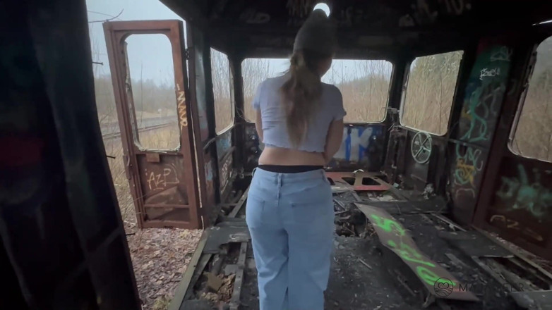 Maja Meer: Lui et moi dans l’endroit abandonné... et mon t-shirt couvert...