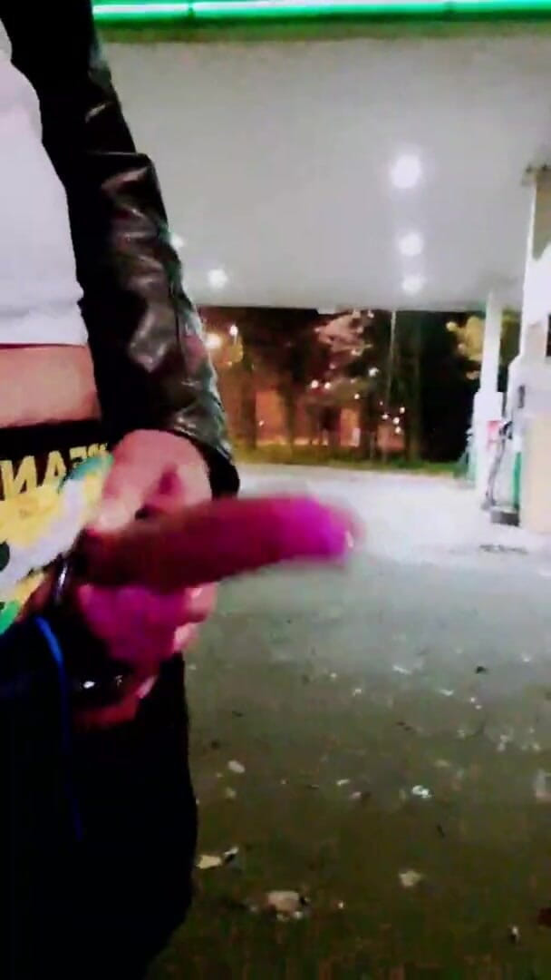 Slutboyben: रंडीबॉयबेन कैम4 ब्रेनफुक्ड आउटडोर पिग II गैस स्टेशन वीर्य निकालना