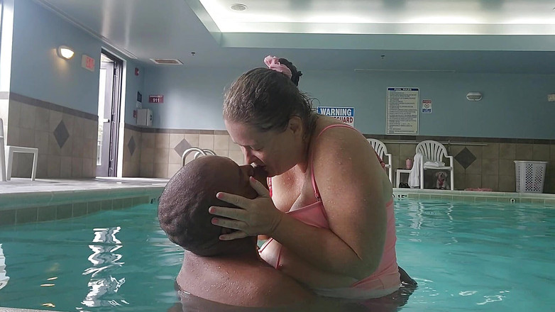 Beatniq: プールでのウェットハンピング