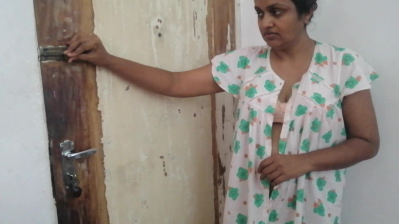 Tina Baby: देसी आंटी अपनी रात की पोशाक पर