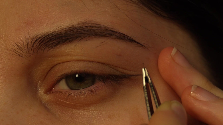 AmayaMori: Kaş cımbızla kaşlarımı ekstra yakın çekeceğim, böylece iyi görünüp eğleneceğim:)