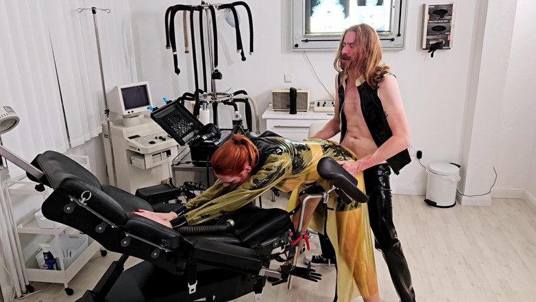 Rubber pervs: 고무 클리닉 착유 기계와 방독면과의 섹스에 대한 이야기
