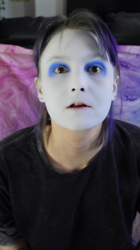 Alice dělá make-up