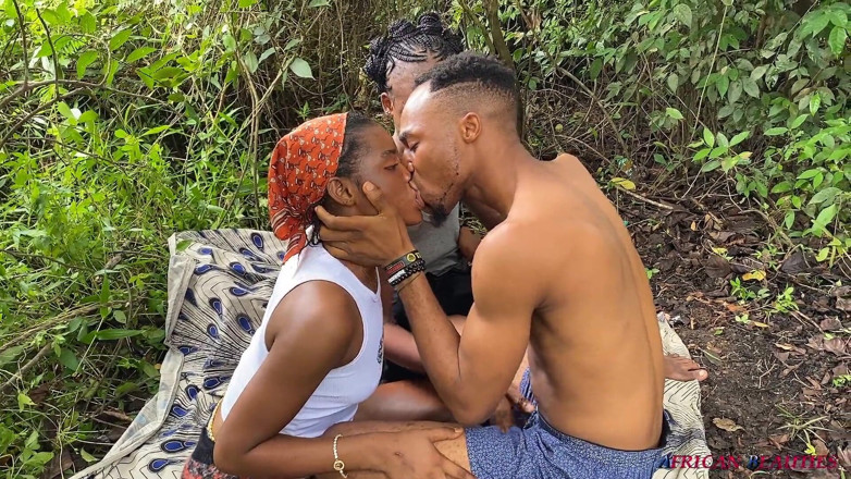 African Beauties: 2 biseksüel hatun ve büyük zenci ile açık havada 3'lü