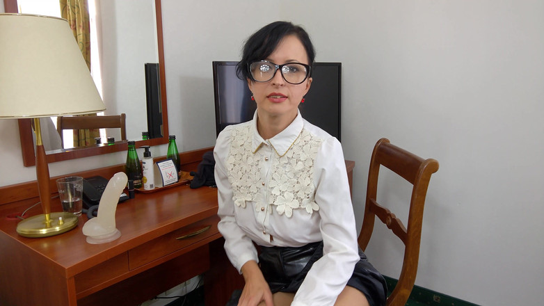 Wanilianna: Secretară perversă și ochelarii ei