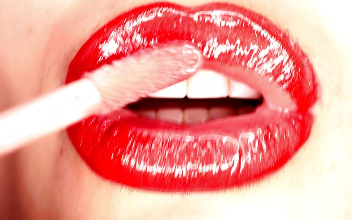 Goddess Misha Goldy: 4K Applying lip gloss &amp;amp; smoking &amp;amp; spit fetish