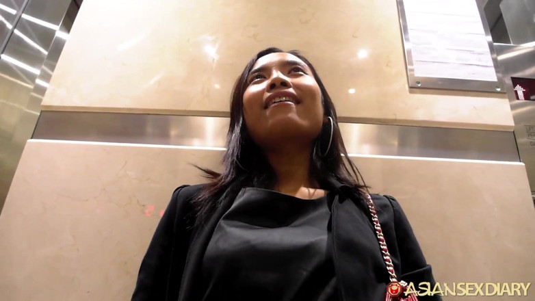 Sex Diary: AsianSexDiary - Pinay tettona vivace torna in hotel per fare sesso...