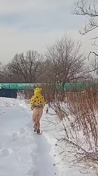 I went for a walk in the snow in my pajamas and undressed‍️