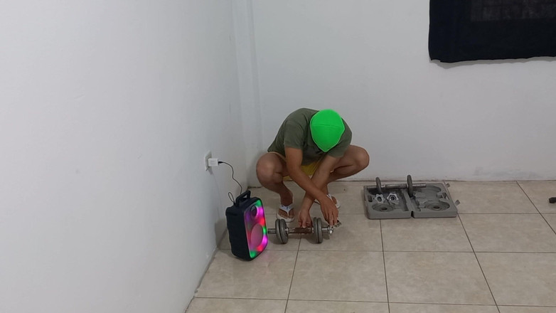 Martin13: 私は運動をしていたら、継母が私を誘惑し、筋肉に触れてきました