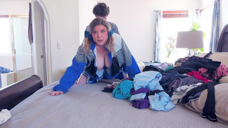 Erin Electra: 潮吹的继女需要帮助处理她湿润的阴户