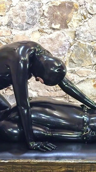 Lying bondage dominance, plná - Alex Latex