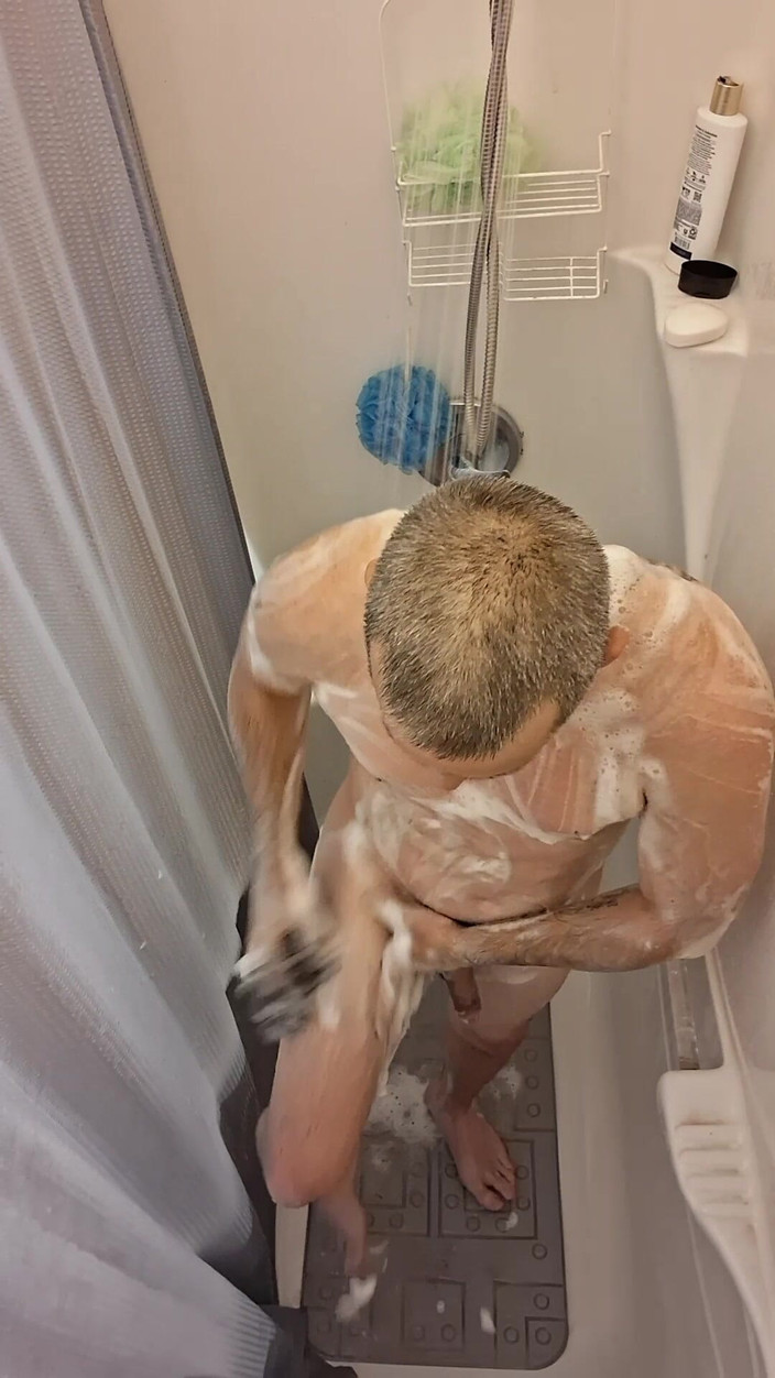 DubeSnackes: Dubesnackes, Montrant Son Temps, Savonner Et Caresser Son Corps Sexy.