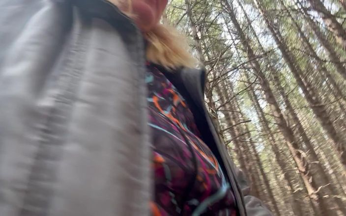 Milf Sex Queen: Писсинг в лесу в зимний день