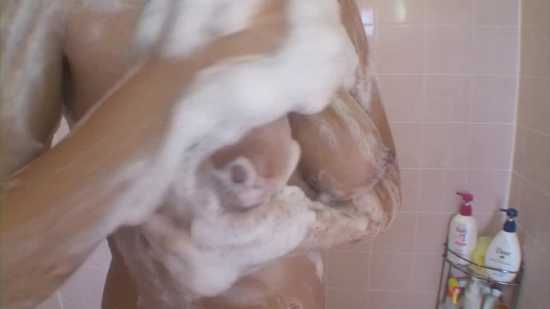Asian Mature Climax: Asian beauty washing her hole for action
