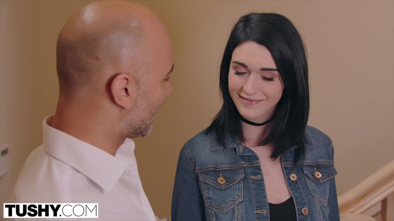 Tushy: Tushy - o studentă îl seduce pe prietenul tatălui vitreg cu jucării...