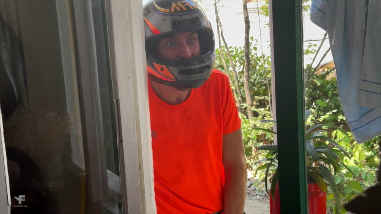 Falcon Al: O Correio Entregou Um Pacote Incomum E Pegou O Gêmeo...