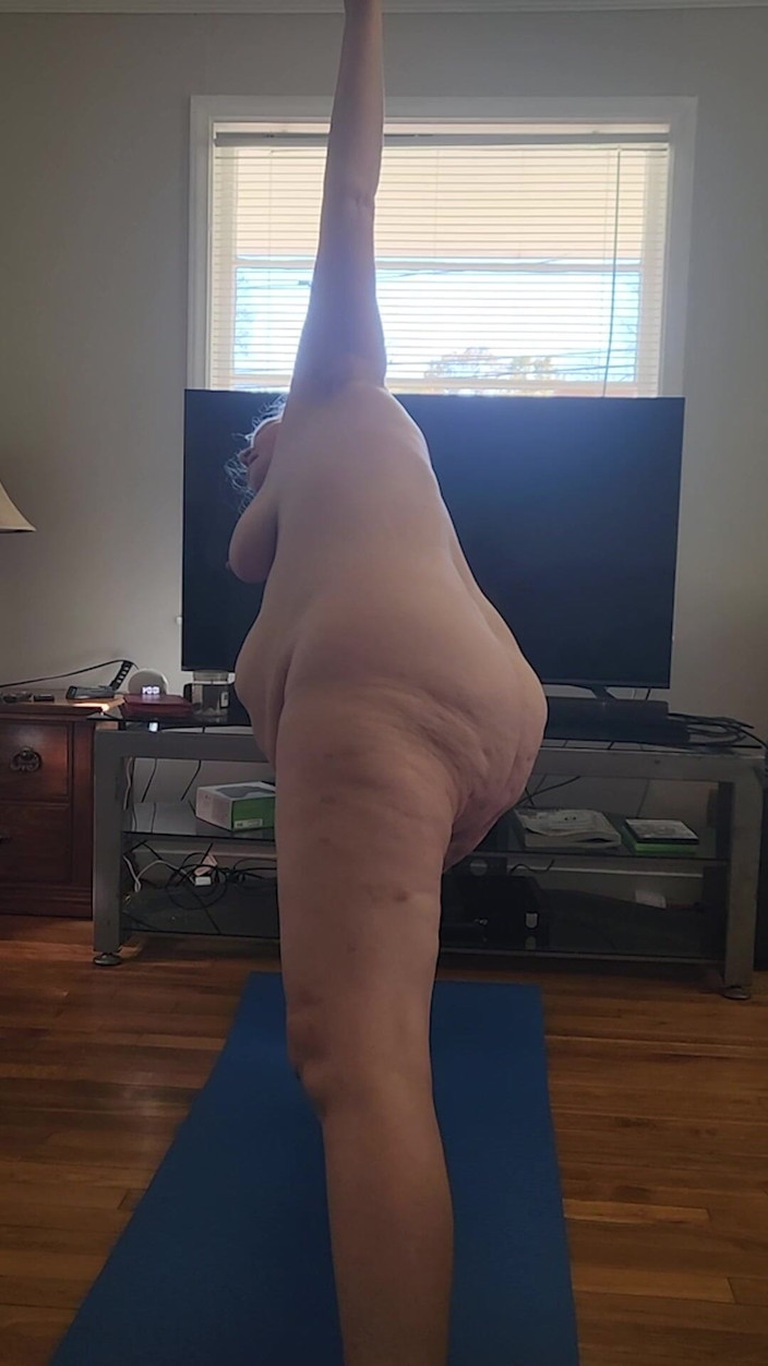 Momma Vee: ホットなミルフが朝の裸ヨガをしている!